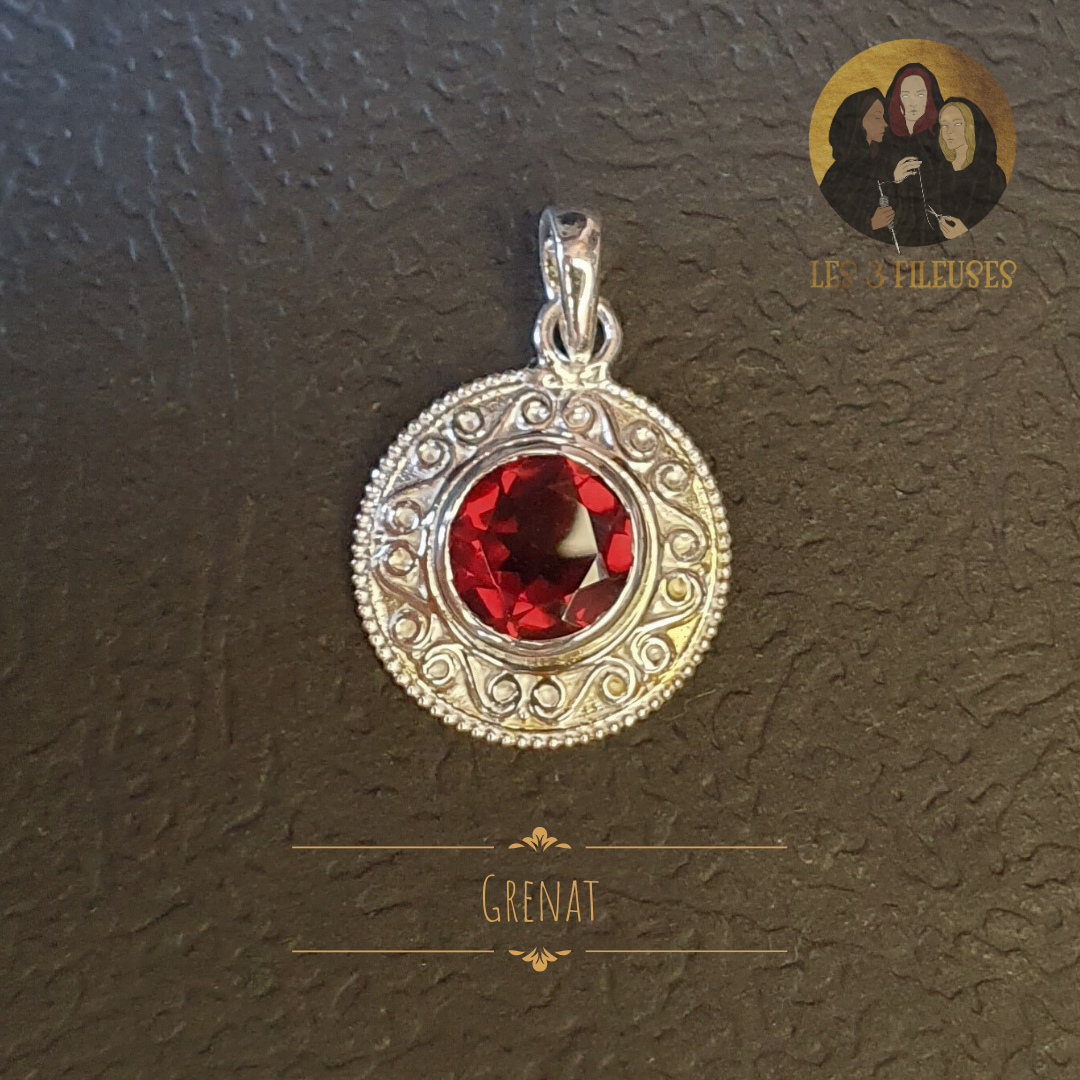 Pendentif Amulette en Argent avec Grenat vue de près