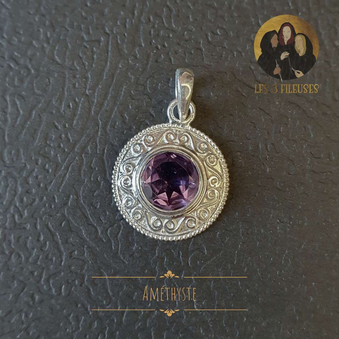 Pendentif Amulette en Argent avec Améthyste vue de près.