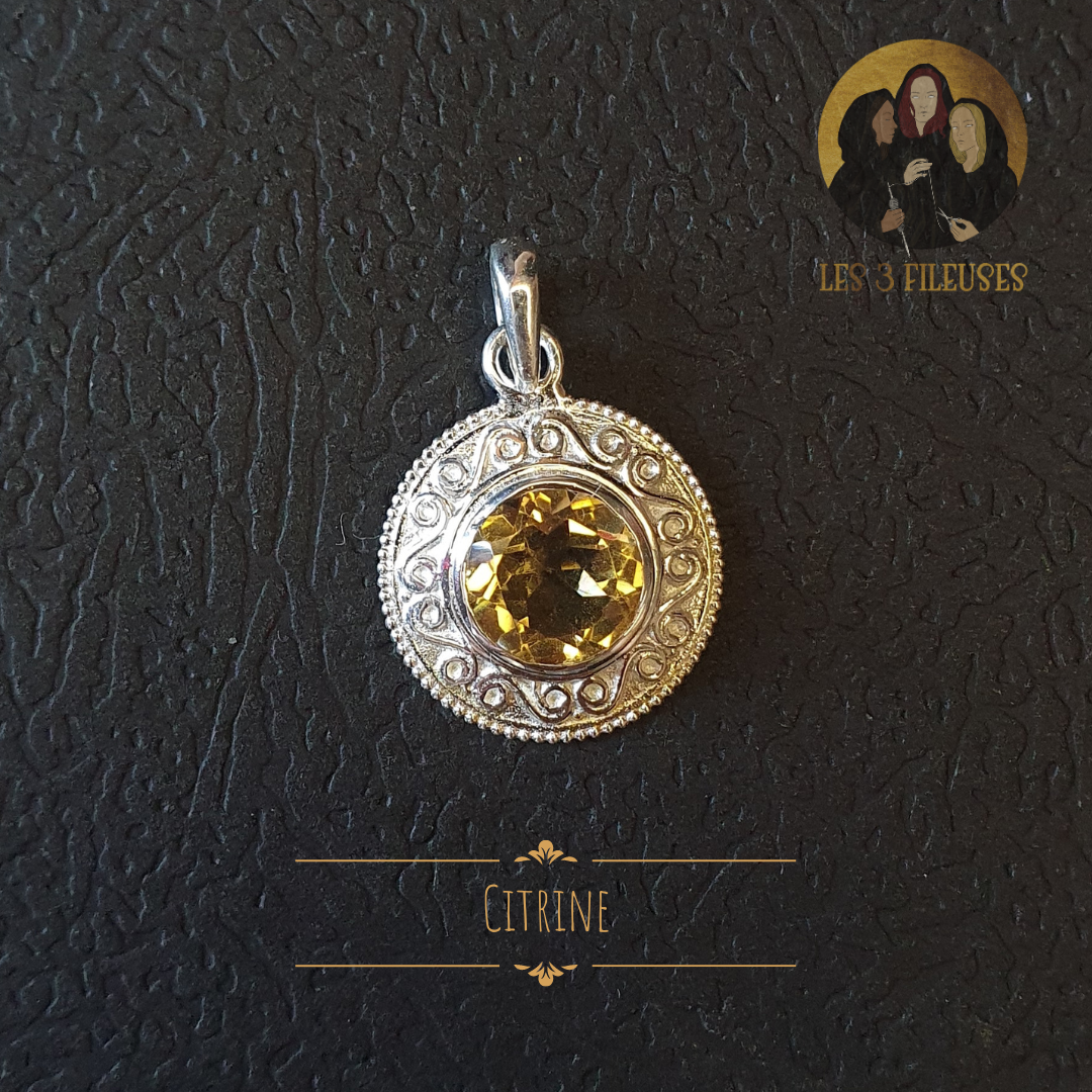 Amulette en argent avec une citrine