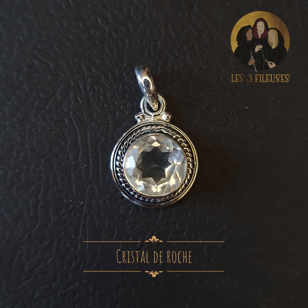 Amulette en argent avec un cristal de roche