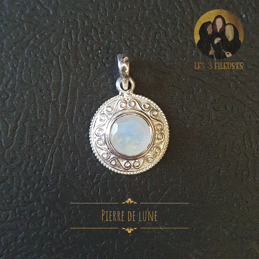 Pendentif Amulette en Argent avec Pierre de Lune Arc-en-Ciel vue de près.