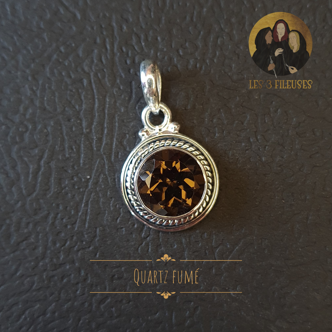 Pendentif Amulette en Argent avec Quartz Fumé vue de près.