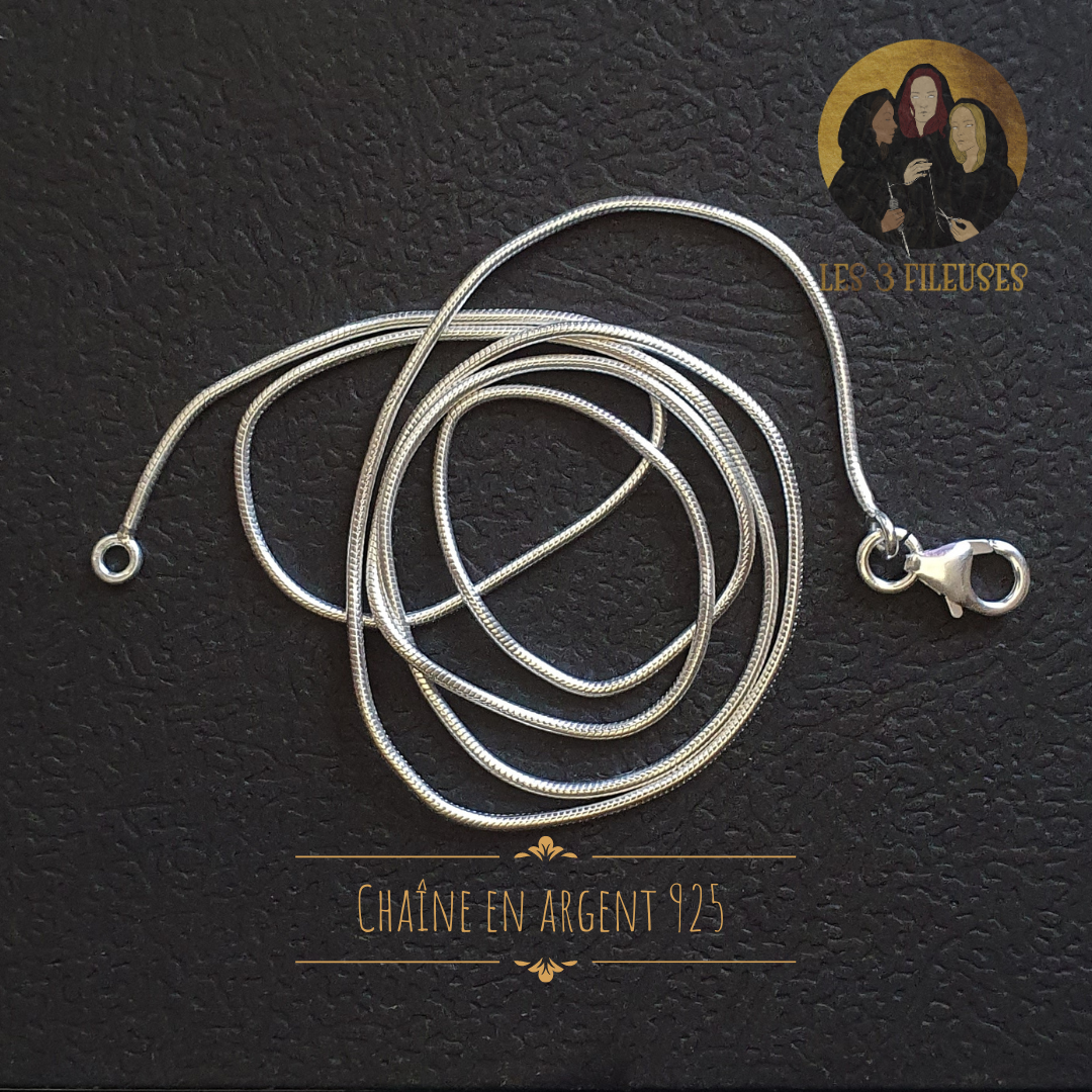 "Chaîne en Argent Sterling de 58 cm portée avec un pendentif en argent.