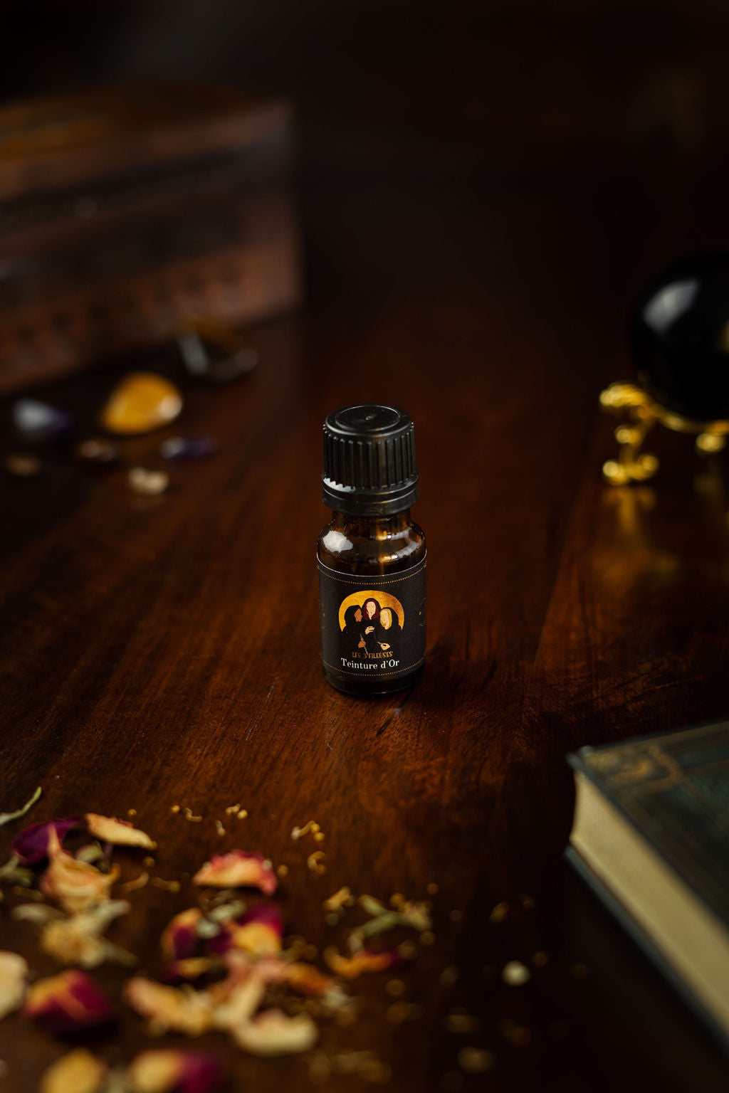 Flacon de Teinture d'Or, condensant l'énergie du Soleil au Solstice d'été, prêt à intensifier vos rituels énergétiques.