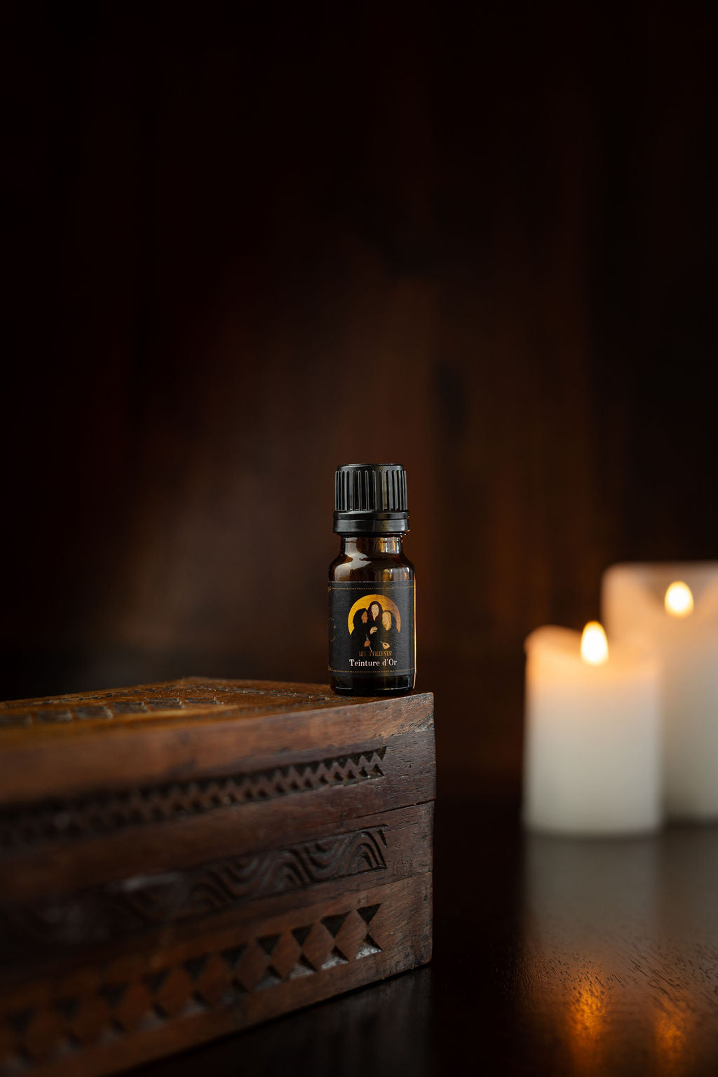 Flacon de Teinture d'Or, condensant l'énergie du Soleil au Solstice d'été, prêt à intensifier vos rituels énergétiques.